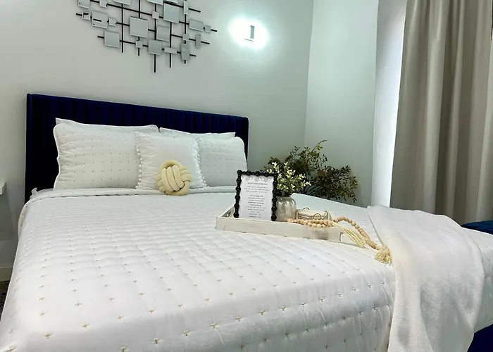 Falcon Bay - Airport Pickup Available - Gated-security Appartement