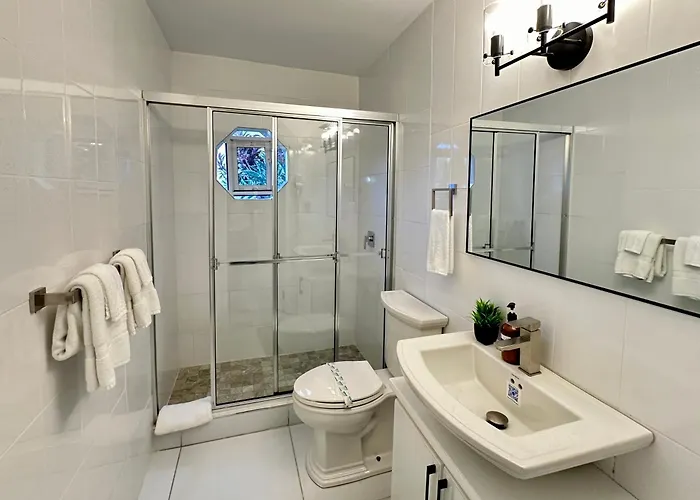 Falcon Bay - Airport Pickup Available - Gated-security Appartement